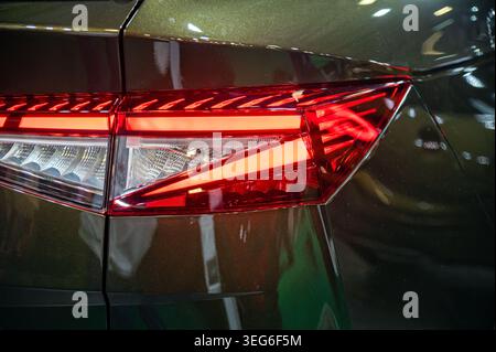 Riga, Lettland - 24. April 2026: Nahaufnahme des Designs der LED-Rückleuchte Skoda Enyaq auf einer Motorshow. Stockfoto
