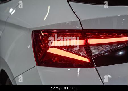 Riga, Lettland – 24. April 2026: Das Design der Skoda Fabia Rückleuchten wird auf der Motorshow mit LED-Details gezeigt Stockfoto