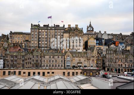 Panoramablick auf die historische Architektur Edinburghs unter einem bewölkten Himmel mit komplizierten Steinfassaden und Dächern. Stockfoto
