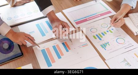 Geschäftsleute, die Finanzdaten in Bürositzungen analysieren Stockfoto