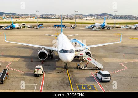 Istanbul, Türkei - 21. April 2026: Passagierflugzeug am Flugsteig des Flughafens Sabiha Gokcen, Istanbul, Bodenabfertigung und Vorbereitung auf f Stockfoto