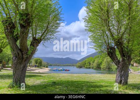 Blick auf den Scanno-See vom Garten am Ufer in den Abruzzen, einer Region Italiens. Stockfoto