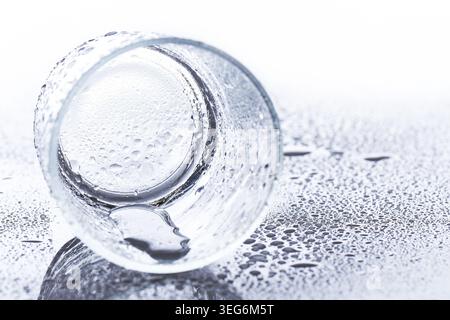 Leeres Glas Wasser auf dem Tisch Stockfoto