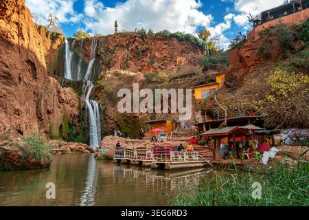 Touristen auf Booten und in Cafés an den Ouzoud Falls in Marokko Stockfoto