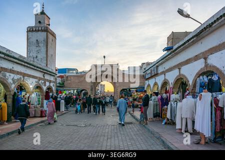 Menschenmassen auf einem Straßenmarkt in Essaouira Marokko Stockfoto