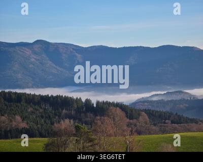 Deutschland, wunderschöne Schwarzwälder Berglandschaft mit Nebel im Tal und Morgensonne Stockfoto