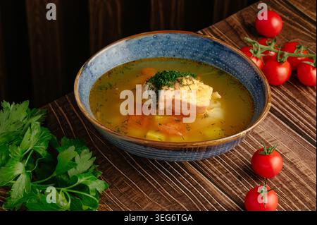 Schüssel Lachsfischsuppe mit Dill auf einem Tisch Stockfoto