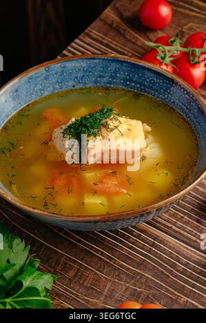 Rustikale Schüssel Lachsfischsuppe mit frischem Dill Stockfoto