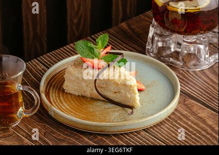 Ein Stück Teigkuchen mit frischen Beeren und Tee Stockfoto