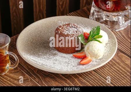 Schokoladenfondant-Dessert mit Vanilleeis und Beeren Stockfoto