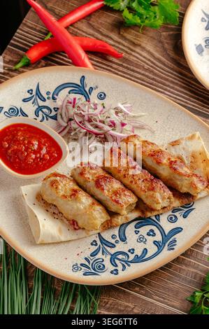 Lula-Kebab-Platte mit scharfer Sauce und Zwiebeln Stockfoto