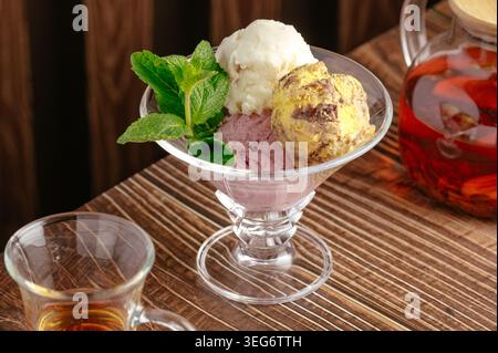 Verschiedene Eiskugeln mit Minze in einer Glasschale Stockfoto