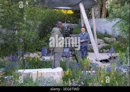 Matt Taylor, BBC Weather Moderator Dreharbeiten in The Eden Project: Bring Me Sunshine Garden am Eröffnungstag der Royal Horticultural Society Chelsea Flower Show 2026. Stockfoto