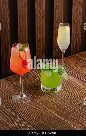Drei bunte Cocktails auf einem Holztisch Stockfoto