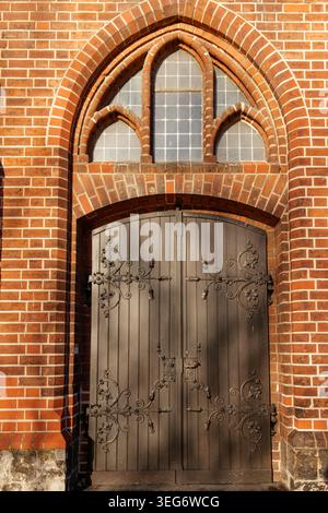 Kunstvoller gotischer Kircheneingang mit Bogenfenster Marias Kirche Stockfoto