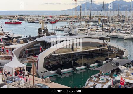 Cannes, Frankreich. Mai 2025. Vergnügungsboot im Hafen, am 13. Mai 2025 in Cannes, Frankreich. Quelle: Gerard Crossay/Alamy Stock Photo Stockfoto