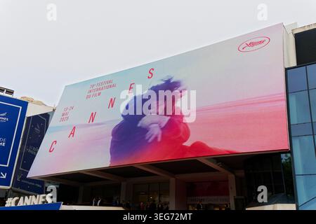 Cannes, Frankreich. Mai 2025. Poster für das 78. Filmfestival im Palais des Festivals am 13. Mai 2025 in Cannes, Frankreich. Stockfoto