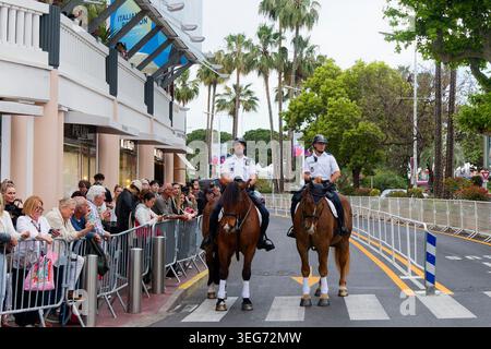 Cannes, Frankreich. 13. Mai 2025. Polizeibeamte zu Pferd auf der Croisette am 13. Mai 2025 in Cannes, Frankreich. Quelle: Gerard Crossay. Stockfoto