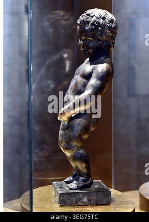 Brüssel, Belgien Mai 2026. Die ursprüngliche Manneken Pis-Statue, die während der Verlegung der Manneken Pis-Kostümsammlung am Montag, den 18. Mai 2026, in Brüssel abgebildet wurde. Rund 1200 Outfits werden von den Depots des Museums der Stadt Brüssel-Broodhuis/Maison du ROI in die Depots des Mode- und Spitzenmuseums transferiert. Die Kostüme müssen in der Nähe des Brunnens bleiben, um die ca. 200 jährlichen Verbände zu gewährleisten. BELGA PHOTO ERIC LALMAND Credit: Belga News Agency/Alamy Live News Stockfoto