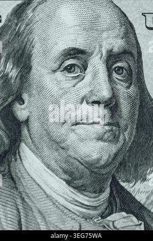 Makroaufnahme von Benjamin Franklin Porträt auf einem US-Dollar-Schein. Detaillierte Textur und Gravur der amerikanischen Währung, die das Finanzwesen symbolisiert, Stockfoto