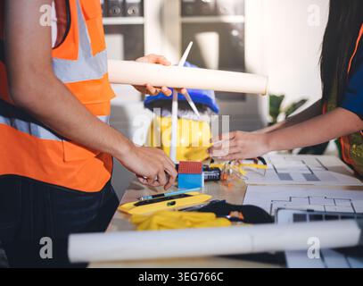 Zwei Techniker überprüfen Server-Racks im Rechenzentrum mit Tablet- und Glasfaserkabel. Techniker und Spezialist besprechen Wartungsarbeiten im Rechenzentrum Stockfoto