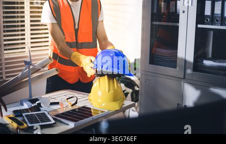 Zwei Techniker überprüfen Server-Racks im Rechenzentrum mit Tablet- und Glasfaserkabel. Techniker und Spezialist besprechen Wartungsarbeiten im Rechenzentrum Stockfoto