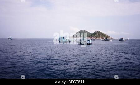 Tauchboote vor Anker in der Nähe der Insel koh nang Yuan, dem beliebten Reiseziel thailands Stockfoto