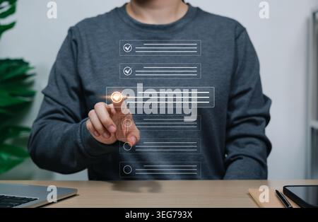 Online-Bewertung und Umfragekonzept. Person, die die Checkliste auf dem Fragebogenformular auswählt, repräsentiert Online-Test, Quiz, Prüfung, Feedback-Bewertung, Daten Stockfoto
