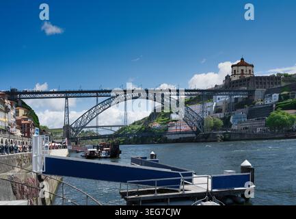 Blick auf die Ponte Luiz I. von Ribeira Bootssteg über den Fluss Douro., Portugal, Europa Stockfoto