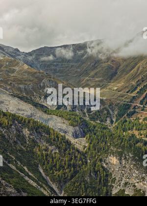 Trafoi, Italien - 25.09.2024: Ein Hochwinkelblick auf die gewundenen Haarnadelkurven auf dem legendären Stilfserjoch, der in die zerklüfteten italienischen Alpen eingegraben wurde. Stockfoto