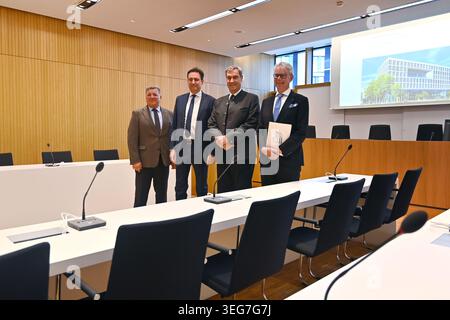 Von rechts: Dr. Hans-Joachim Hessler, Markus SOEDER (Bayerischer Ministerpräsident und CSU-Vorsitzender), Georg EISENREICH (bayerischer Justizminister), Christian BERNREITER (Bayerischer Staatsminister für Wohnungsbau, Bau und Verkehr). Präsident der Hig Stockfoto