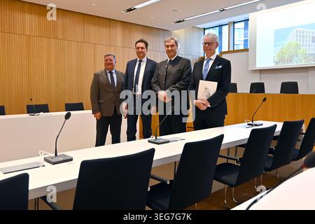 v.re:Dr. Hans-Joachim Hessler, Markus SOEDER (Bayerischer Ministerpräsident und CSU-Vorsitzender), Georg EISENREICH (bayerischer Justizminister), Christian BERNREITER (Bayerischer Staatsminister für Wohnungsbau, Bau und Verkehr). Präsident der höheren Regi Stockfoto
