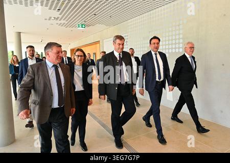 v.re:Dr. Hans-Joachim Hessler, Georg EISENREICH (Justizminister Bayern), Markus SOEDER (Ministerpräsident Bayern und CSU-Vorsitzender), Christian BERNREITER (Bayerischer Staatsminister für Wohnungsbau, Bau und Verkehr). Präsident des Obersten Regionalbezirks C Stockfoto
