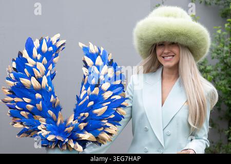 Chelsea, London, Großbritannien. Mai 2026. Eine Dame posiert für ein Foto bei der RHS Chelsea Flower Show in Chelsea, London. Quelle: Maureen McLean/Alamy Live News Stockfoto