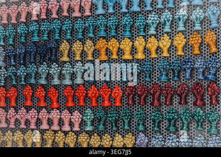 Traditionelle farbenfrohe sizilianische Keramikschmuck auf der handwerklichen Marktwand in Italien. Hochwertige Fotos Stockfoto