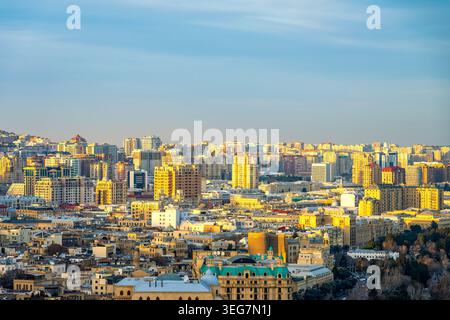 Panoramablick auf die Stadt Baku vom Highland Park aus, mit Kalksteinbauten und klarem Himmel darüber. Stockfoto