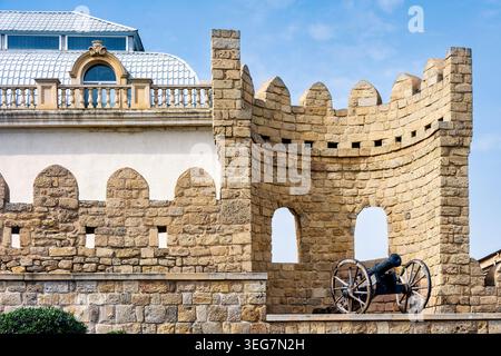 Historische Kanone auf den Verteidigungsmauern aus dem 12. Jahrhundert in der Altstadt von Icheri Sheher, Baku, Aserbaidschan. Stockfoto