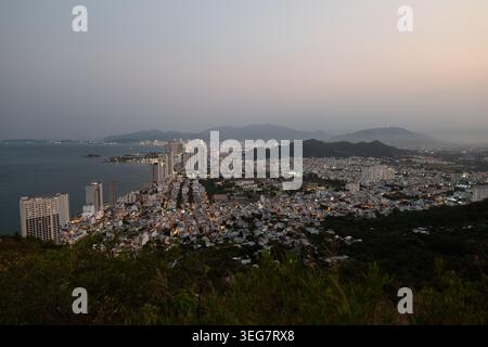 Panoramablick auf die Stadt Nha Trang und die Küste in der Abenddämmerung Vietnam Stockfoto