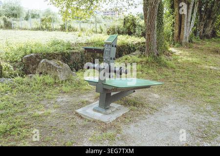 Kern- und Abdominalstation - Outdoor Gym, Santa Comba Dão, Portugal, öffentliche Fitness Calisthenics-Geräte in einer grünen Parkumgebung Stockfoto