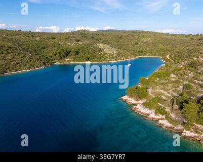 Luftaufnahme der abgeschiedenen Bucht auf der Insel Drvenik mit Segelboot, Kroatien Stockfoto