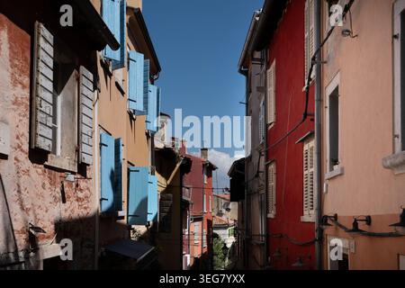 Enge historische Straße, gesäumt von bunten Pastellhäusern und blauen Fensterläden in der Altstadt von Rovinj. Rovinj Kroatien Stockfoto
