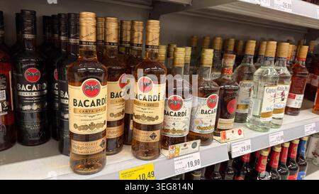 18.05.2026, Deutschland, Bayern, Spirituosen im Angebot der Getränkeabteilung eines Supermarktes in Bayern, Bacardi Rum, Captain Morgan, Gold Rum, 18.05.2026, harte Getränke 18.05.2026, harte Getränke *** 18 05 2026, Deutschland, Bayern, Spirituosen im Angebot in der Getränkeabteilung eines Supermarktes in Bayern, Bacardi Rum, Captain Morgan, Gold Rum, 18 05 2026, harte Getränke 18 05 2026, harte Getränke Stockfoto
