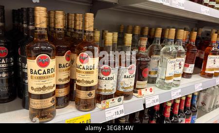 18.05.2026, Deutschland, Bayern, Spirituosen im Angebot der Getränkeabteilung eines Supermarktes in Bayern, Bacardi Rum, Captain Morgan, Gold Rum, 18.05.2026, harte Getränke 18.05.2026, harte Getränke *** 18 05 2026, Deutschland, Bayern, Spirituosen im Angebot in der Getränkeabteilung eines Supermarktes in Bayern, Bacardi Rum, Captain Morgan, Gold Rum, 18 05 2026, harte Getränke 18 05 2026, harte Getränke Stockfoto