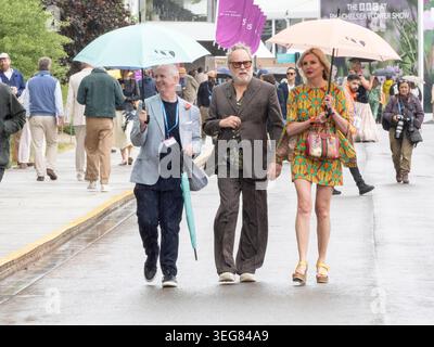 London, Großbritannien. Mai 2026. Bei der Chelsea Flower Show 2026 trotzten Jim Moir (Zentrum, früher bekannt als Vic Reeves) und seine Frau Nancy Sorrell an einem eher kalten und windigen Tag einem Regenschauer. Quelle: Anna Watson/Alamy Live News Stockfoto
