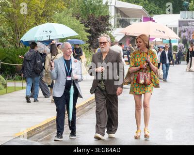 London, Großbritannien. Mai 2026. Bei der Chelsea Flower Show 2026 trotzten Jim Moir (Zentrum, früher bekannt als Vic Reeves) und seine Frau Nancy Sorrell an einem eher kalten und windigen Tag einem Regenschauer. Quelle: Anna Watson/Alamy Live News Stockfoto