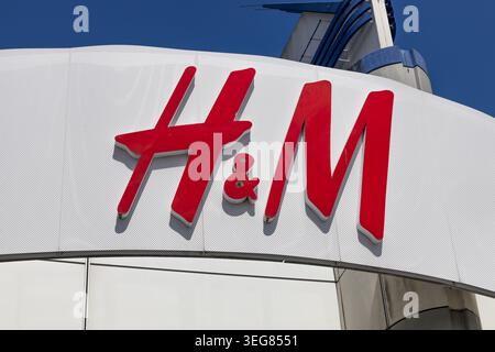 Beschilderung der schnellen Modemarke H und M. London, UK, 28. Juli 2024 Stockfoto