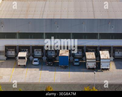 Güterwagen werden an den Laderampen in einem Logistikzentrum für die Ladungsverteilung und den Betrieb der Lieferkette abgestellt. Stockfoto