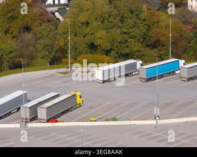 Güterwagen werden in einem Logistikzentrum mit Laderampen im Hintergrund abgestellt. An diesem Standort werden Frachtverteilungsprozesse unterstützt. Stockfoto