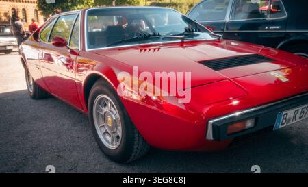 Berlin, Deutschland - 2. Mai 2026. Klassischer roter Ferrari Dino Sportwagen, der bei einer Oldtimer-Veranstaltung im Freien in Berli unter Besuchern und Oldtimern präsentiert wird Stockfoto
