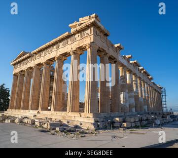 Der Parthenon ist ein altgriechischer Tempel auf der Athener Akropolis, der der Göttin Athena gewidmet ist. Stockfoto